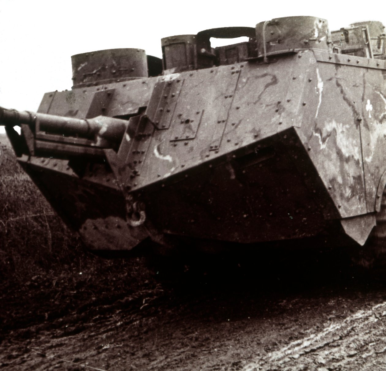Stor stridsvagn på väg, c1914-c1918 av Unbekannt