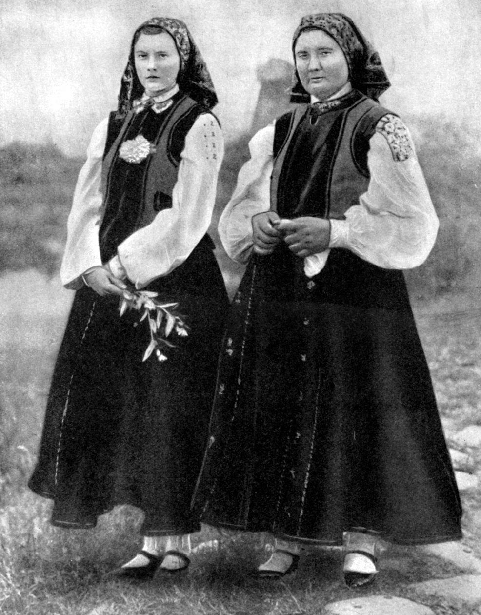 Lettiska kvinnor i traditionell dräkt, 1936 av Unbekannt