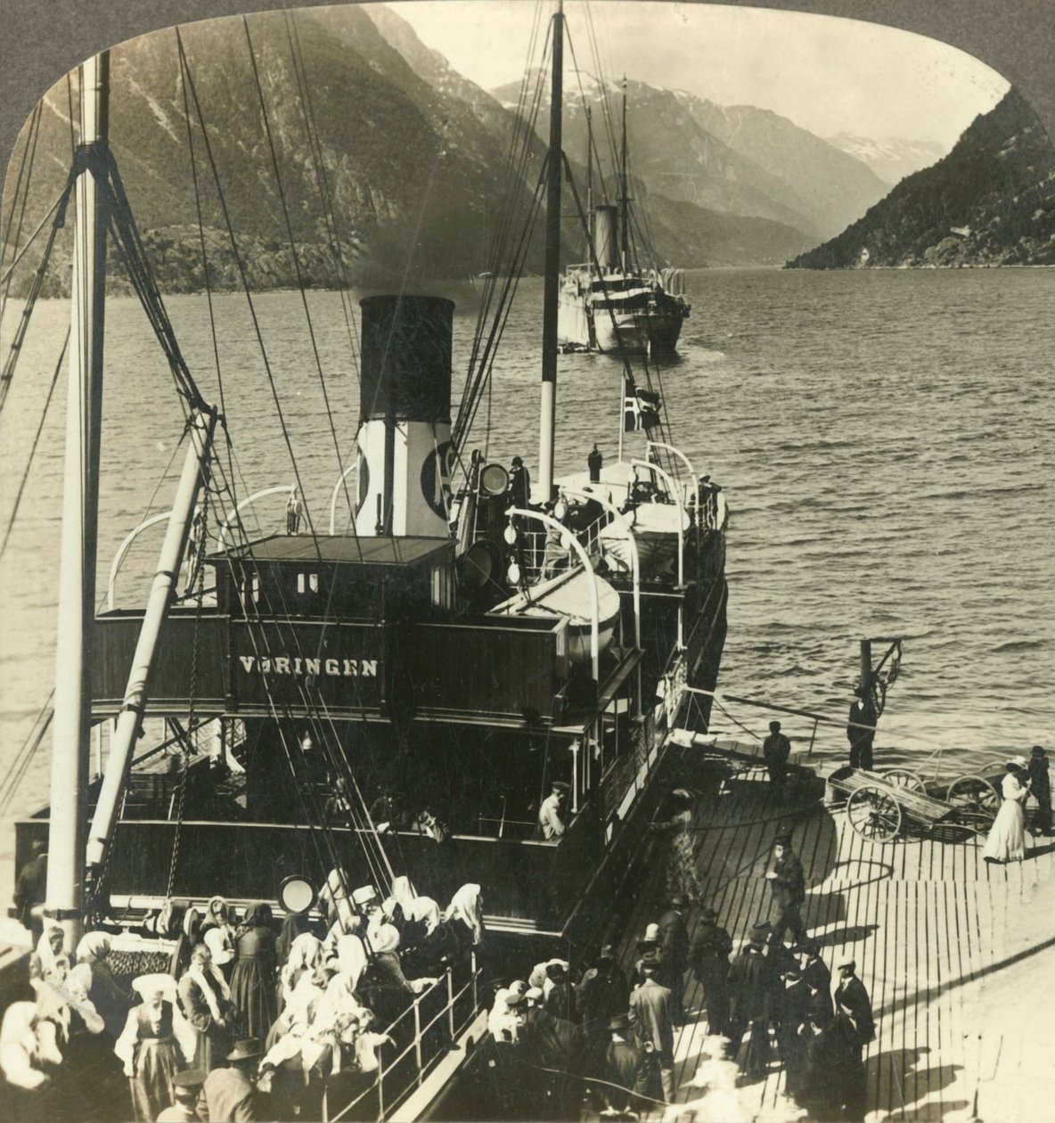 Lämnar Odde för en utflykt nerför den pittoreska bergväggarna Sorfjord, Norge, c1905. av Unbekannt