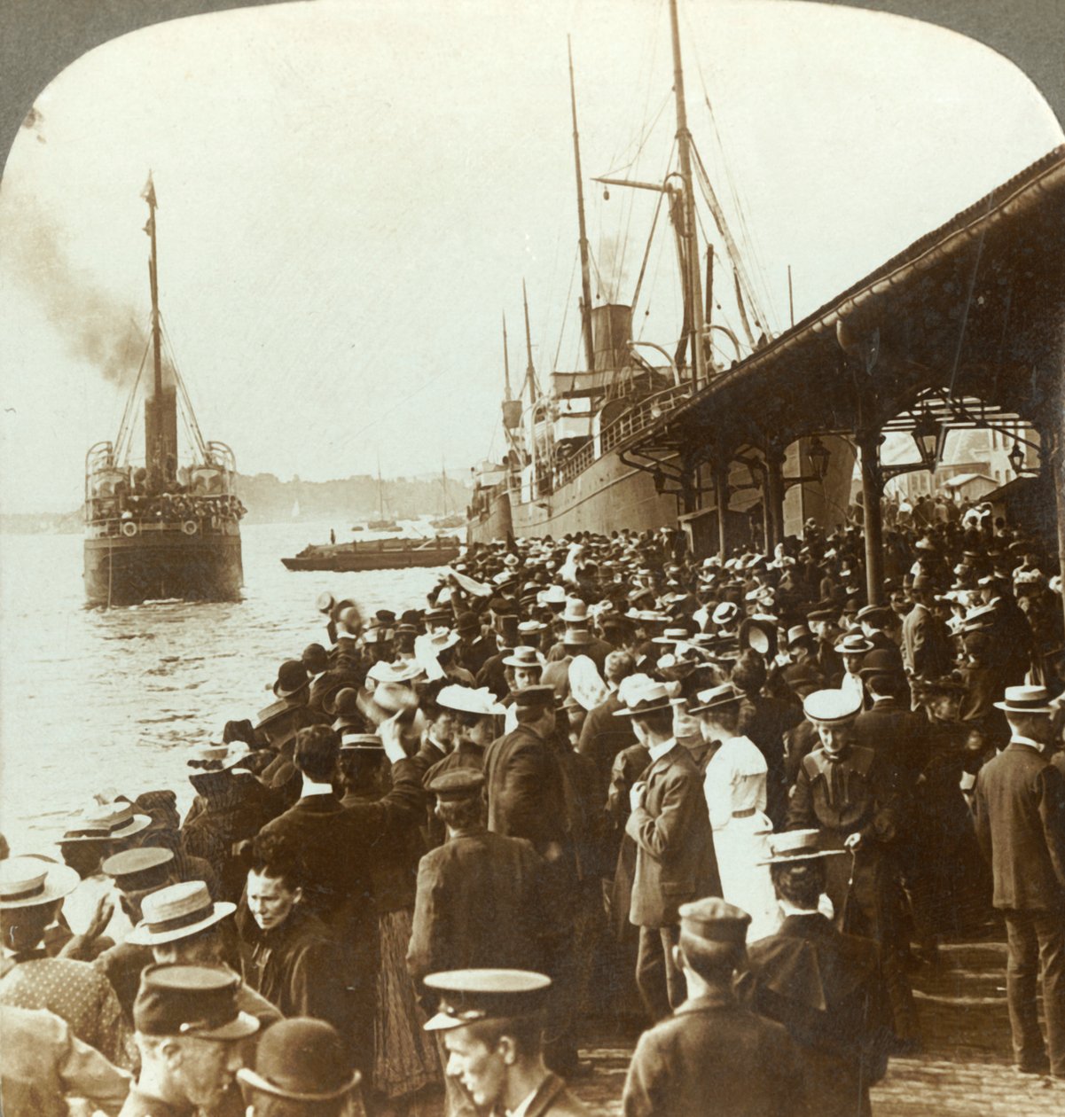 Lämnar gamla hem och vänner - vinkar emigranter till Amerika, Christiania, Norge, c1905. av Unbekannt