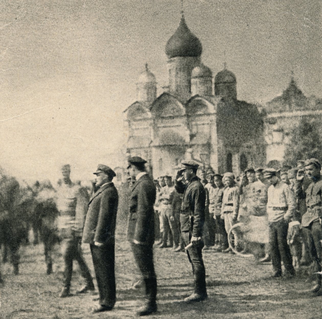 Lenin granskar den 11:e gruppen av utexaminerade från den första Moskvas sovjetiska maskingevärsbefälhavarskolan i av Unbekannt