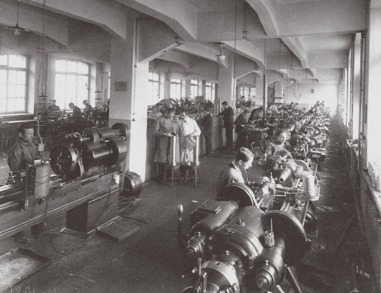Linsbehandling vid Optical Mechanical Associations fabrik i Petersburg, 1916 av Unbekannt