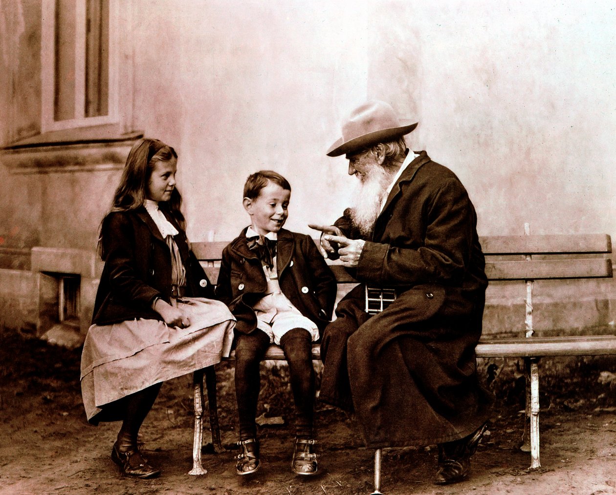 Leo Tolstoy, rysk författare, filosof och mystiker, berättar en historia för sina barnbarn, c1890-1910 av Unbekannt