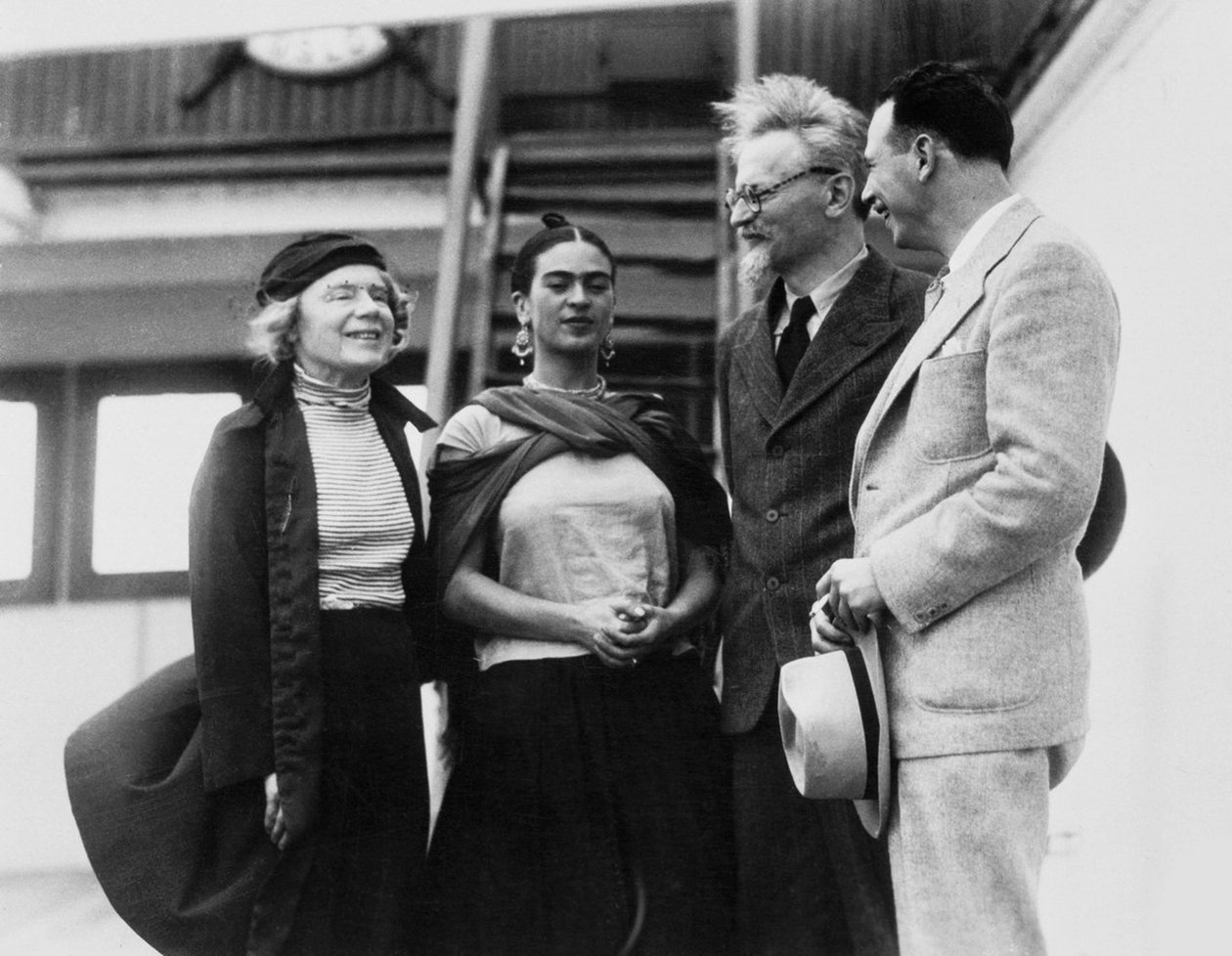 Leon Trotskij med sin fru Natalia Sedova och den mexikanska konstnären Frida Kahlo, 1937 av Unbekannt