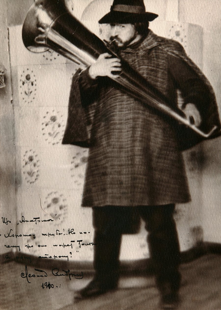 Leonid Andreyev, rysk författare, spelar ett musikinstrument, c1900 av Unbekannt