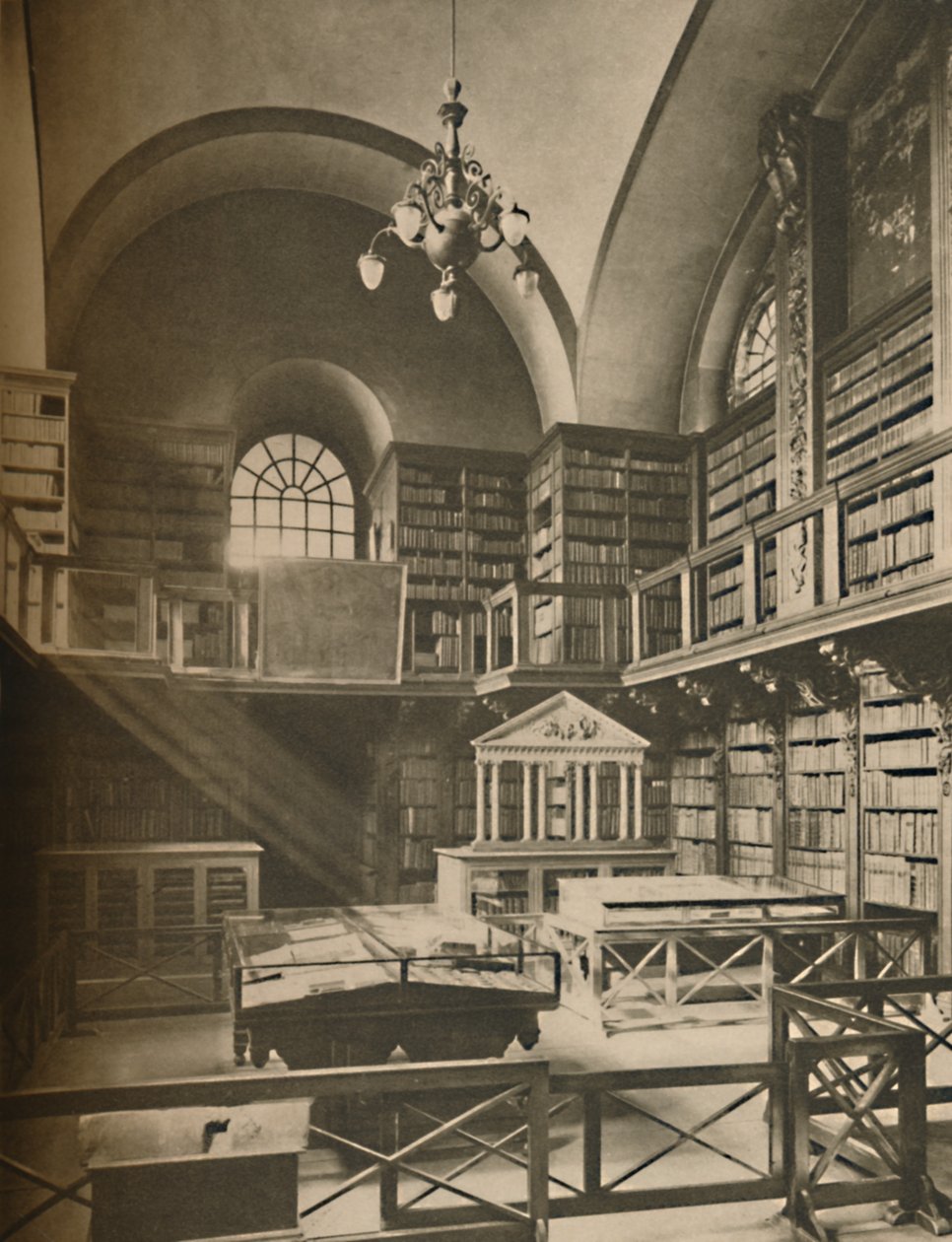 Bibliotek av St. Pauls Cathedral uppe i det västra tvärskeppet, c1935. av Unbekannt