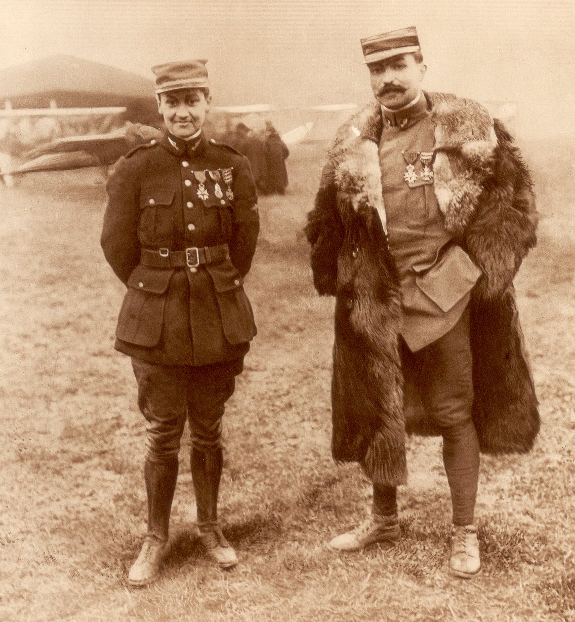 Löjtnant Georges Guynemer och kapten Felix Brocard, franska stridspiloter, 5 februari 1916 av Unbekannt