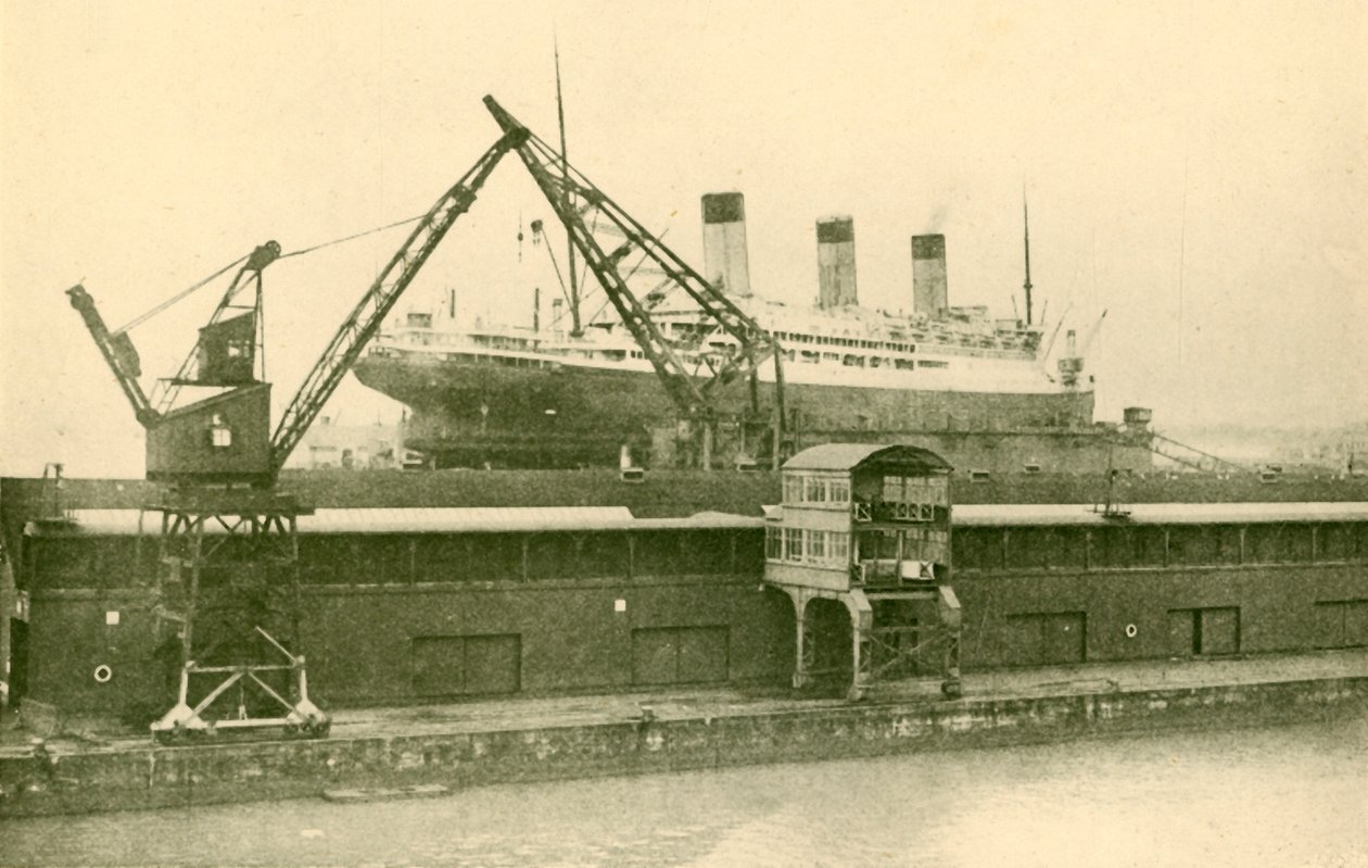 Lyfter en majestätisk 56 551 ton i flytbryggan i Southampton, c1930. av Unbekannt