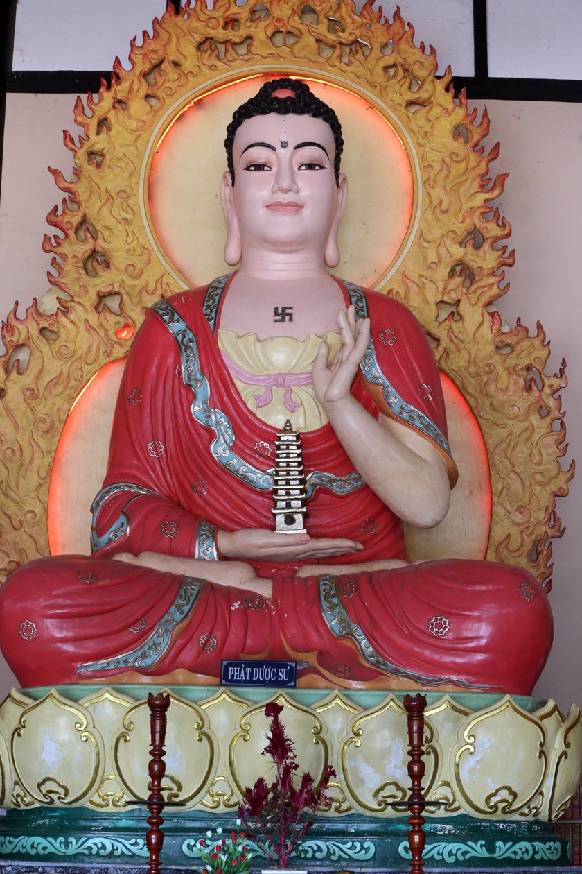 Linhan Buddhist Pagoda. Medicin Buddha (Bhaisajyaguru) staty. Dalit. Vietnam av Unbekannt