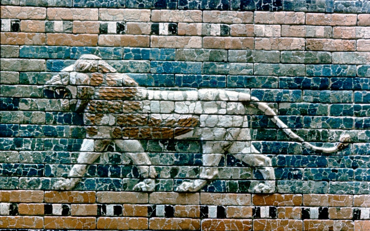 Lejonpassant från muren på den heliga vägen till Ishtarporten, Babylon, Irak, c575 f.Kr. av Unbekannt