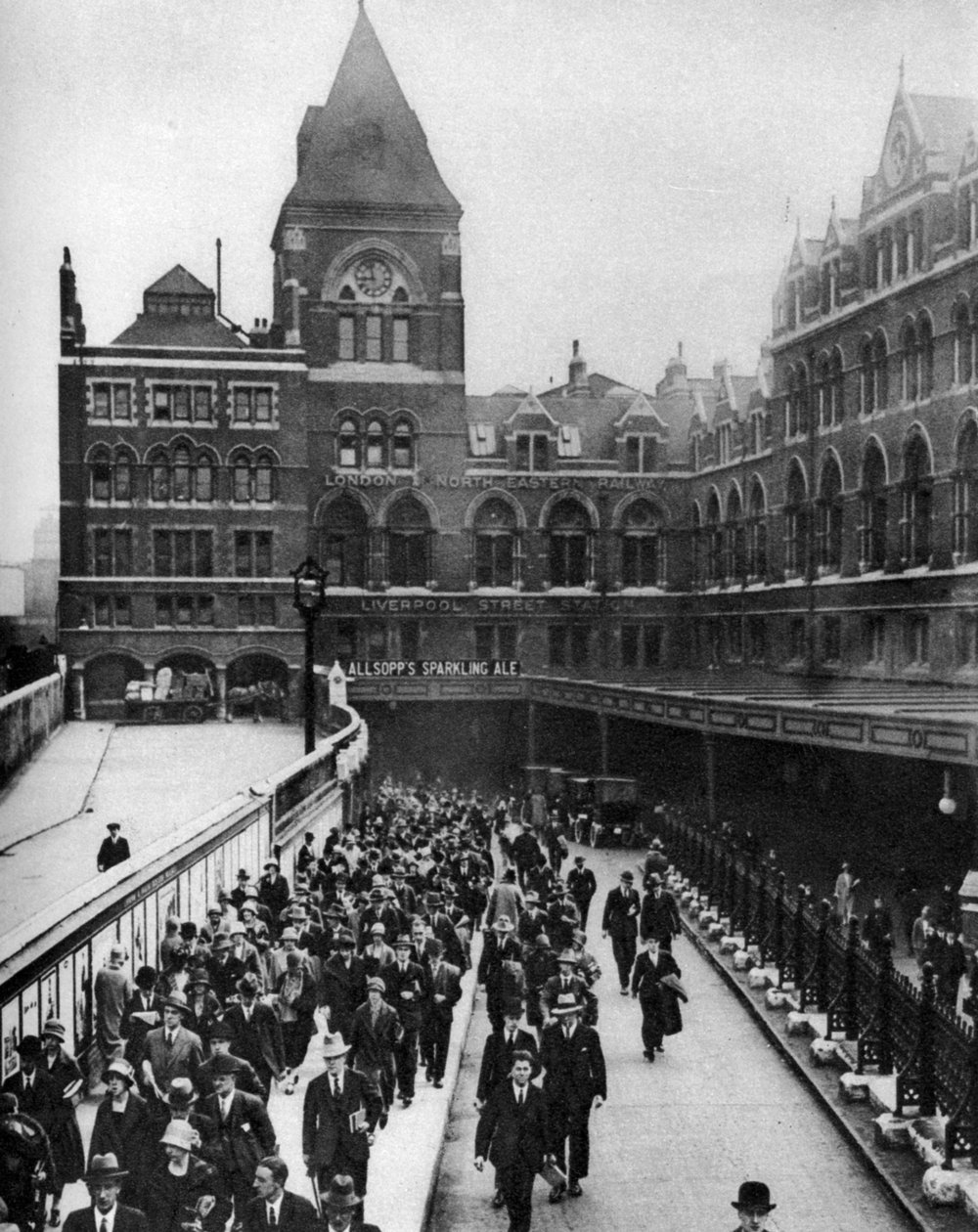 Liverpool Street Station klockan nio på morgonen, London, 1926-1927 av Unbekannt