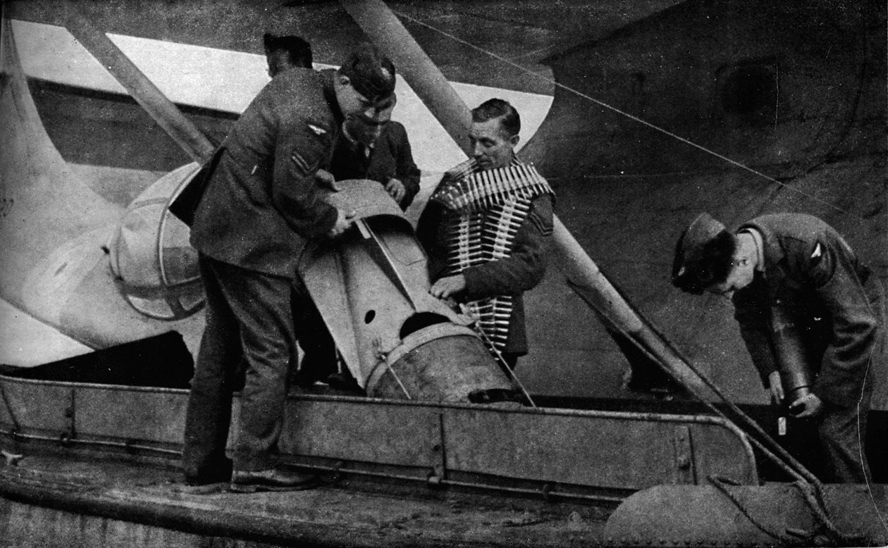 Laddar bomber på ett RAF-flygplan under andra världskriget, c1940 1943 av Unbekannt