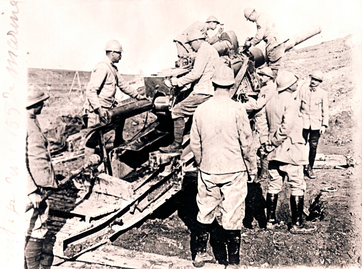 Ladda granat i 155 mm pistol, c1914-c1918 av Unbekannt