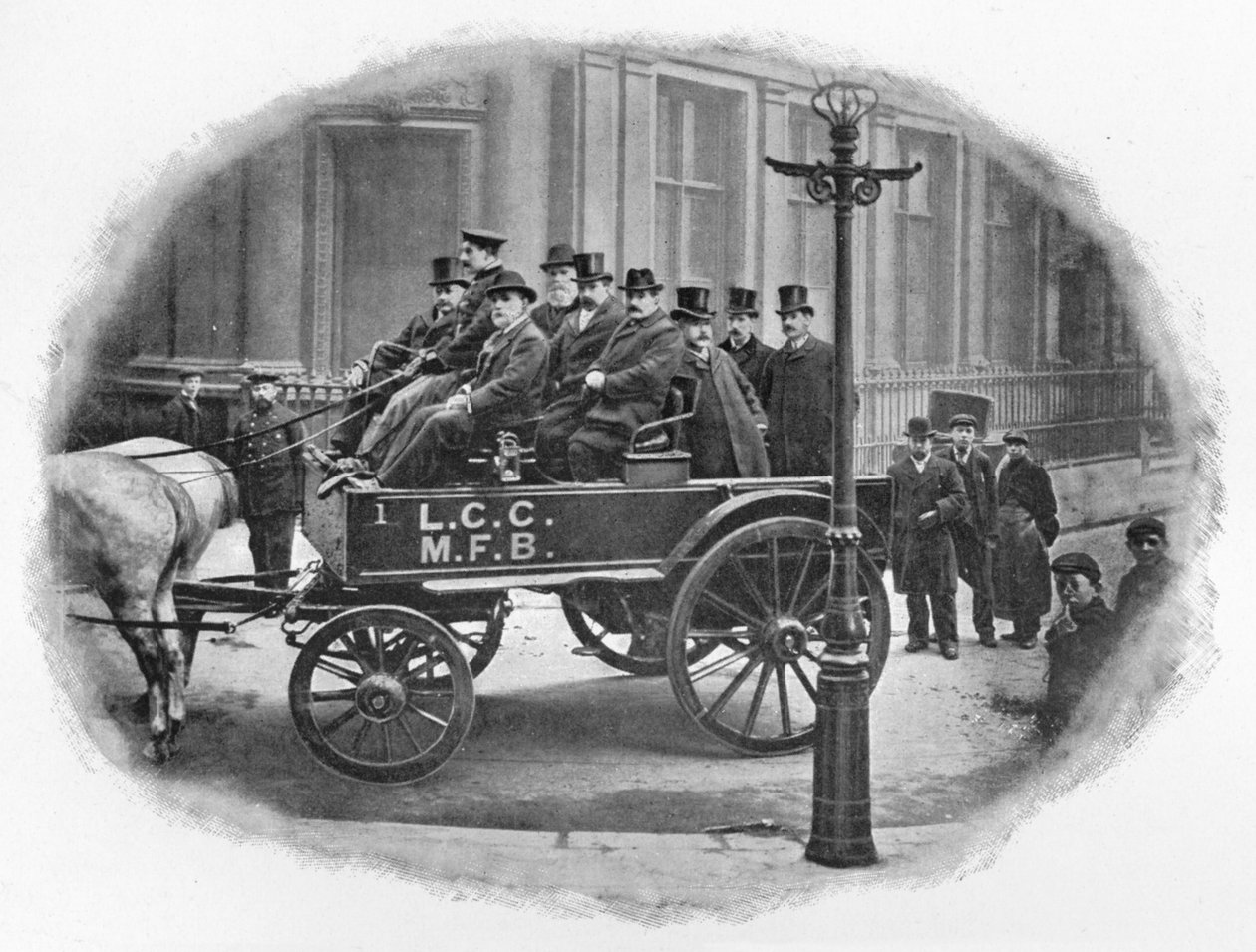 London County Council Fire Brigade Committee börjar på en inspektion, c1903 1903 av Unbekannt