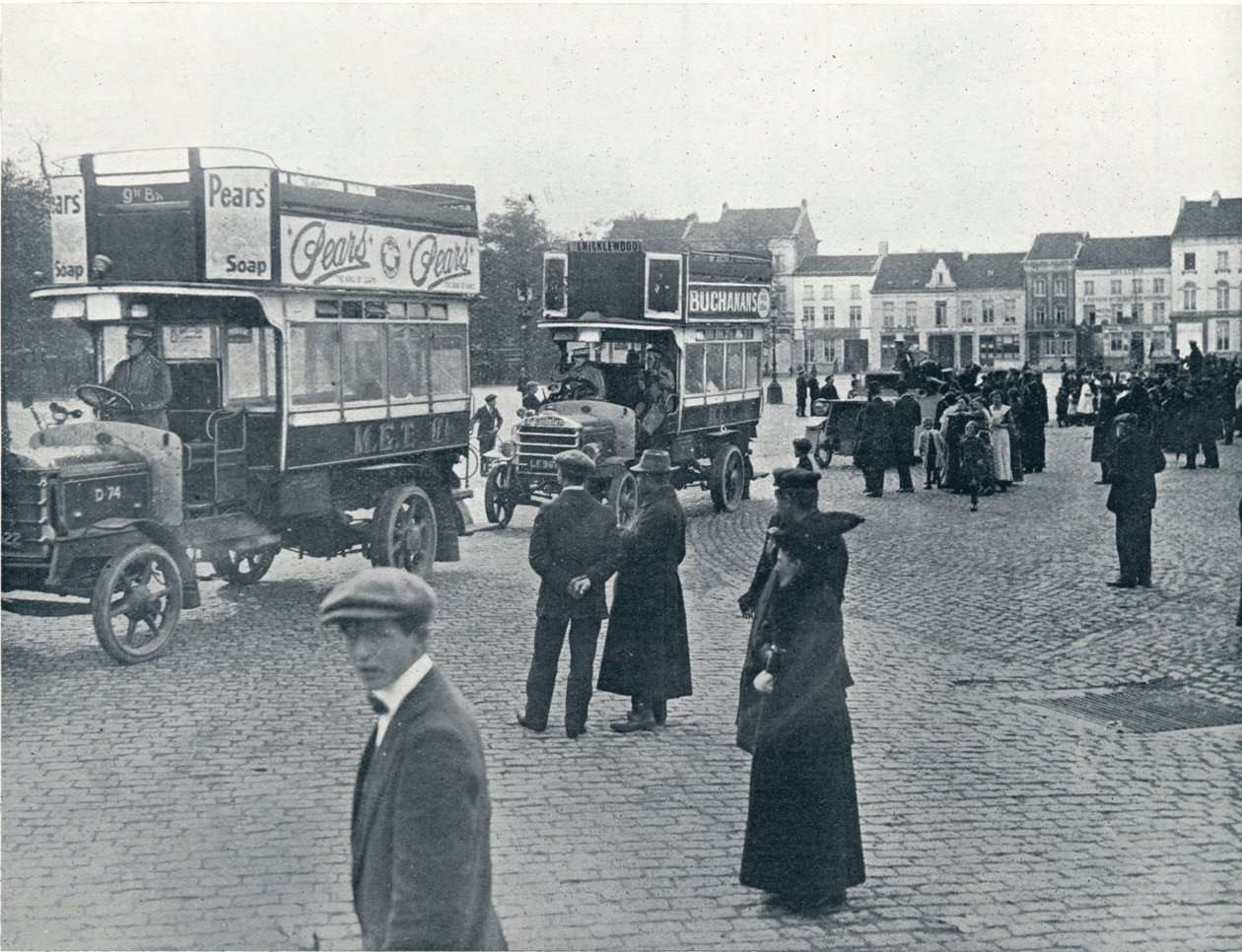 Londonbussar i bruk på kontinenten för att transportera brittiska trupper, c.1914 av Unbekannt
