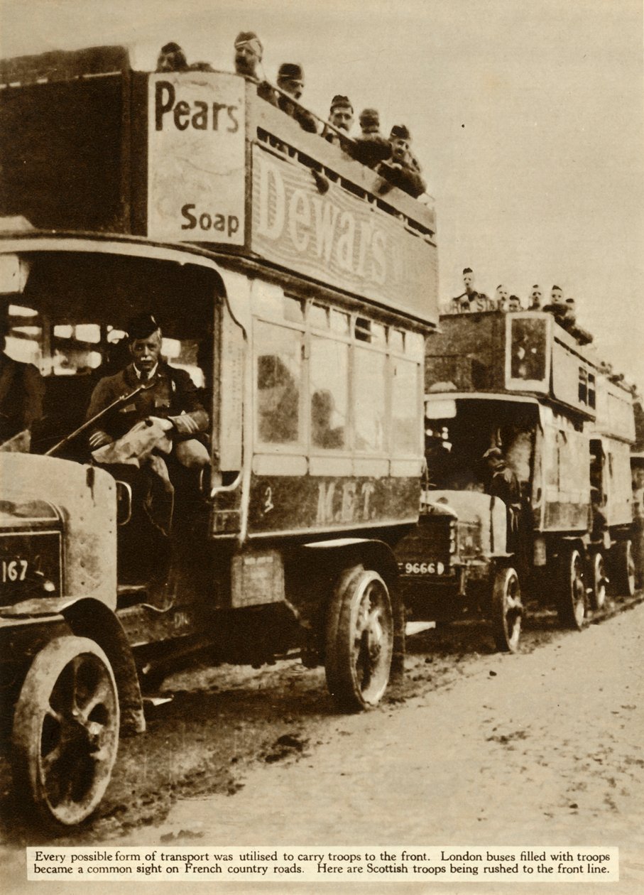 Londonbussar som tar skotska trupper till fronten, första världskriget, 1914, 1935. av Unbekannt