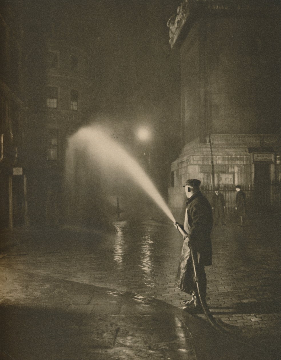 Londons nattstädning: Scen vid basen av monumentet, c1935. av Unbekannt