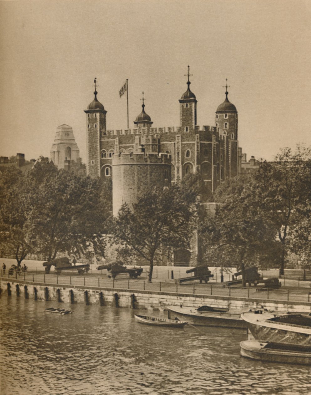 Londons äldsta och nyaste offentliga byggnader från Tower Bridge, c1935. av Unbekannt