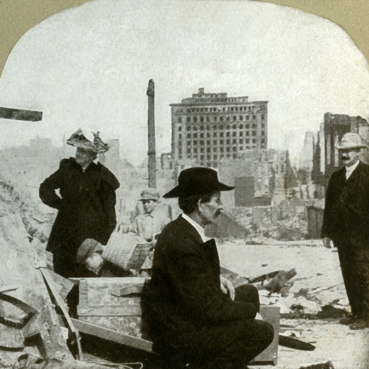 Ser österut från hörnet Pine och Stockton och visar ruinerna av Mills Building, 1906. av Unbekannt