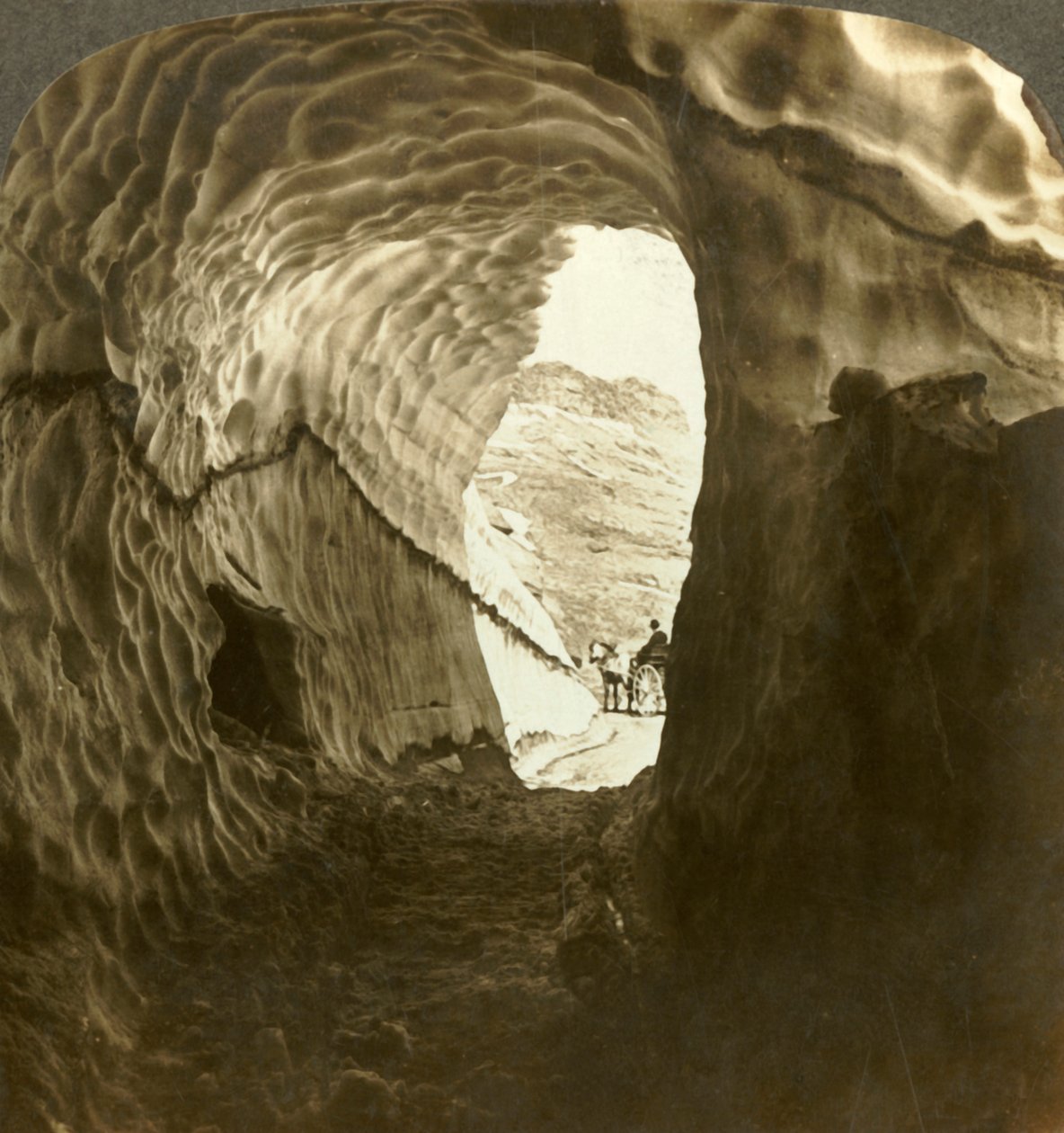 Tittar genom en snötunnel på en midsommarresa över Dyreskardpasset, Norge., c1905. av Unbekannt