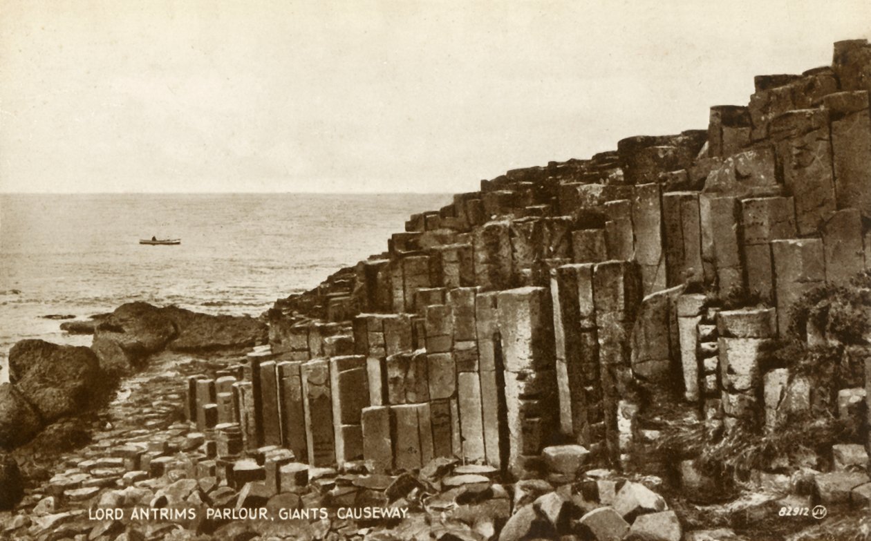 Lord Antrims Parlour, Giants Causeway, sent 1800-tidigt 1900-tal. av Unbekannt