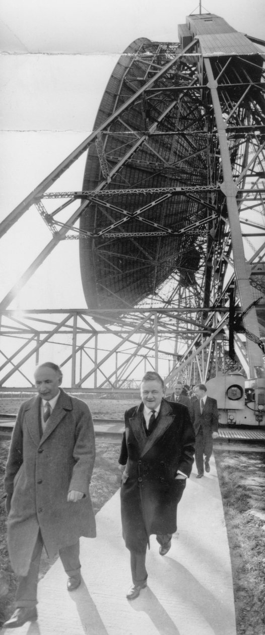 Lord Hailsham och professor Alfred Lovell vid Jodrell Bank, Cheshire, mars 1960 av Unbekannt