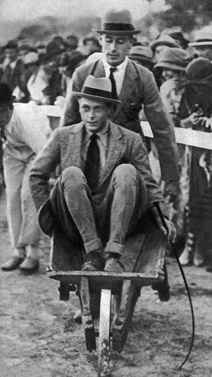 Louis Mountbatten kör sin kusin, prinsen av Wales, på en gymkhana på Malta, 1936 av Unbekannt