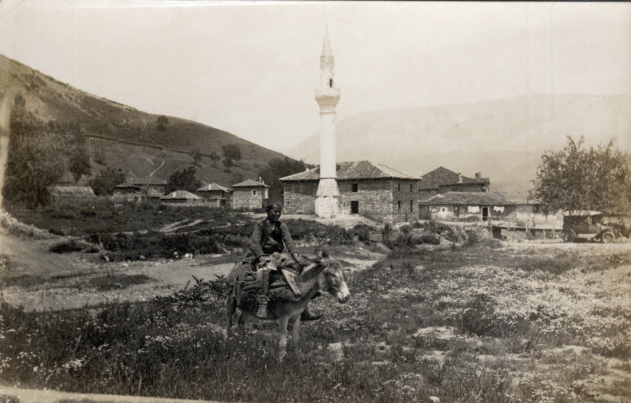Macedoine, Grekland: en man på en åsna framför en minaret - Vykort 1914-1918 av Unbekannt