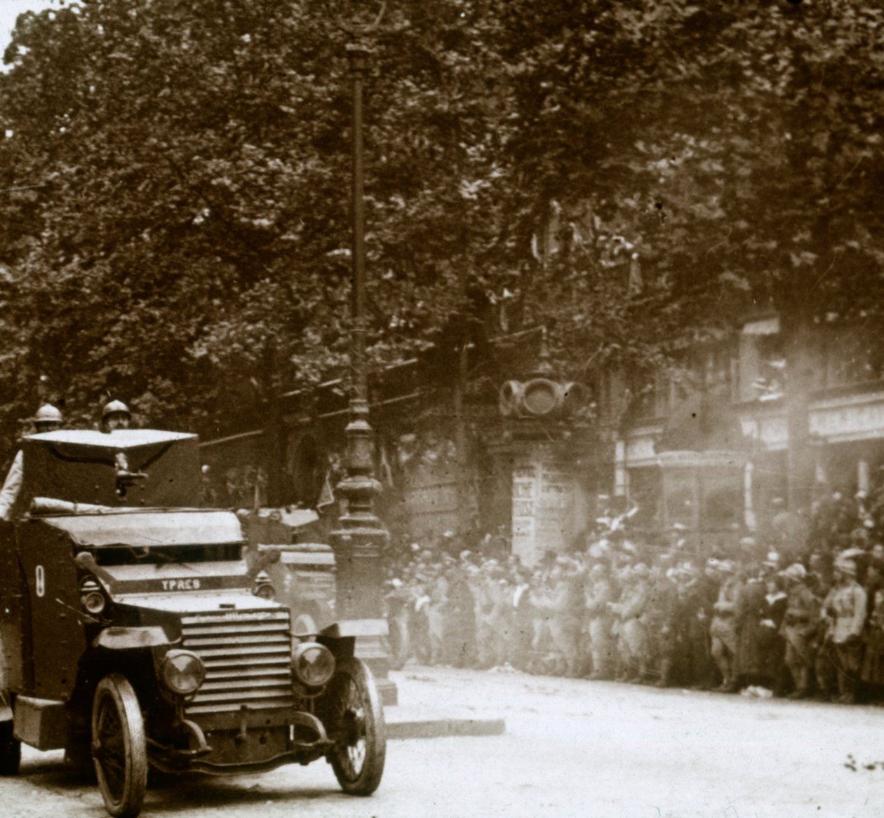 Maskingevär monterat i pansarfordon, segerparad, c1918 av Unbekannt