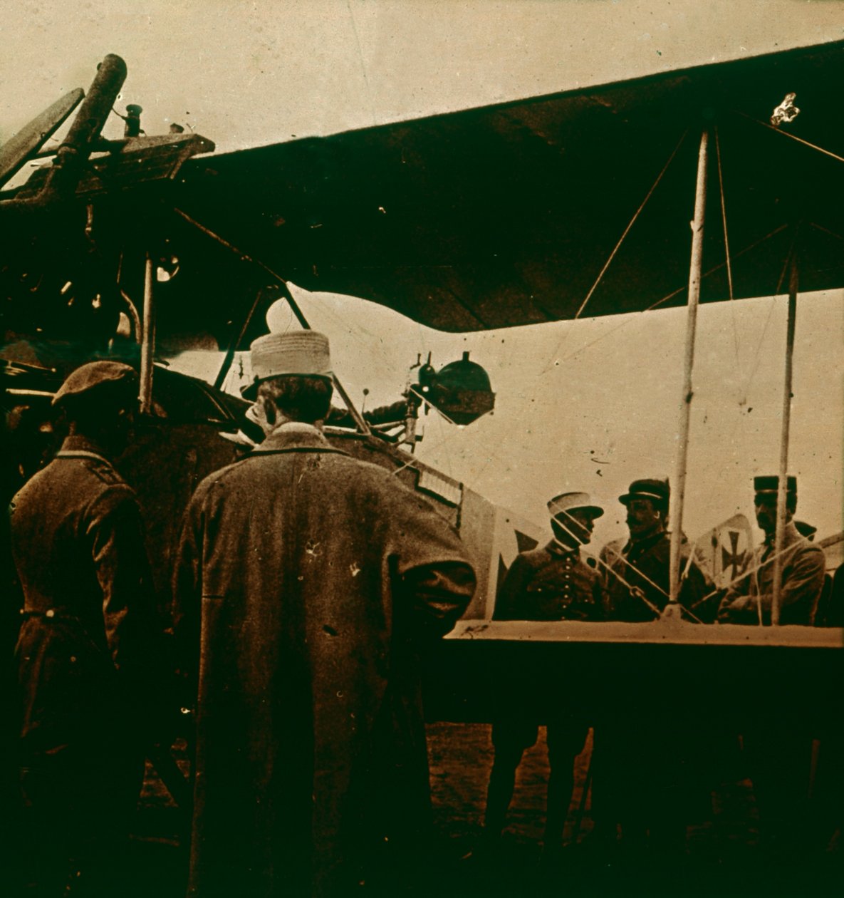 Maskingevär monterat på ett biplan, avgassystem mot toppen, c1914-c1918 av Unbekannt
