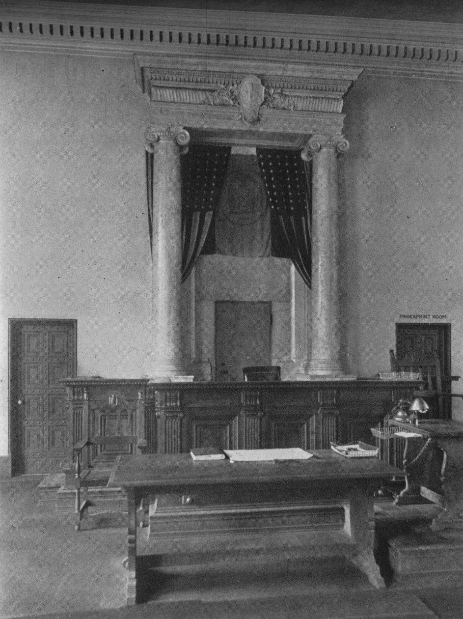 Domares skrivbord i rättssalen, Third District Court, New York City, 1924 av Unbekannt