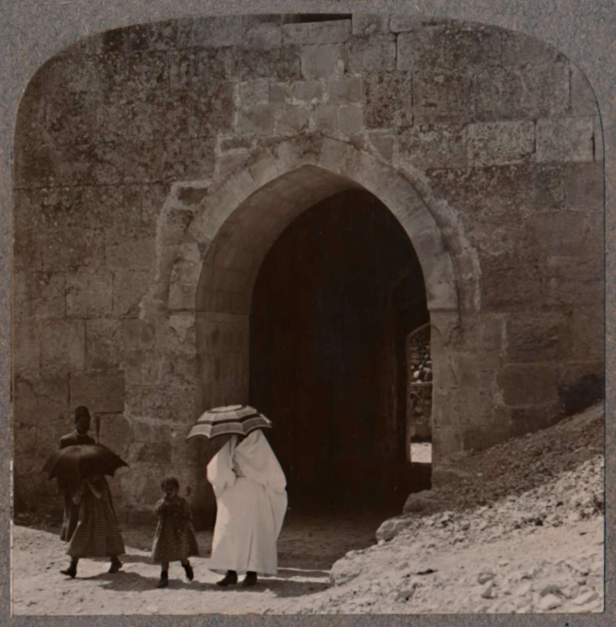 Mahommedanska kvinnor går in i Jerusalem vid Herodsporten, c1900 av Unbekannt
