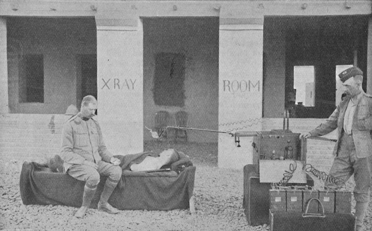 Major Battersby och hans ordnare tar en röntgenbild i Soudan, c1890, 1910 av Unbekannt