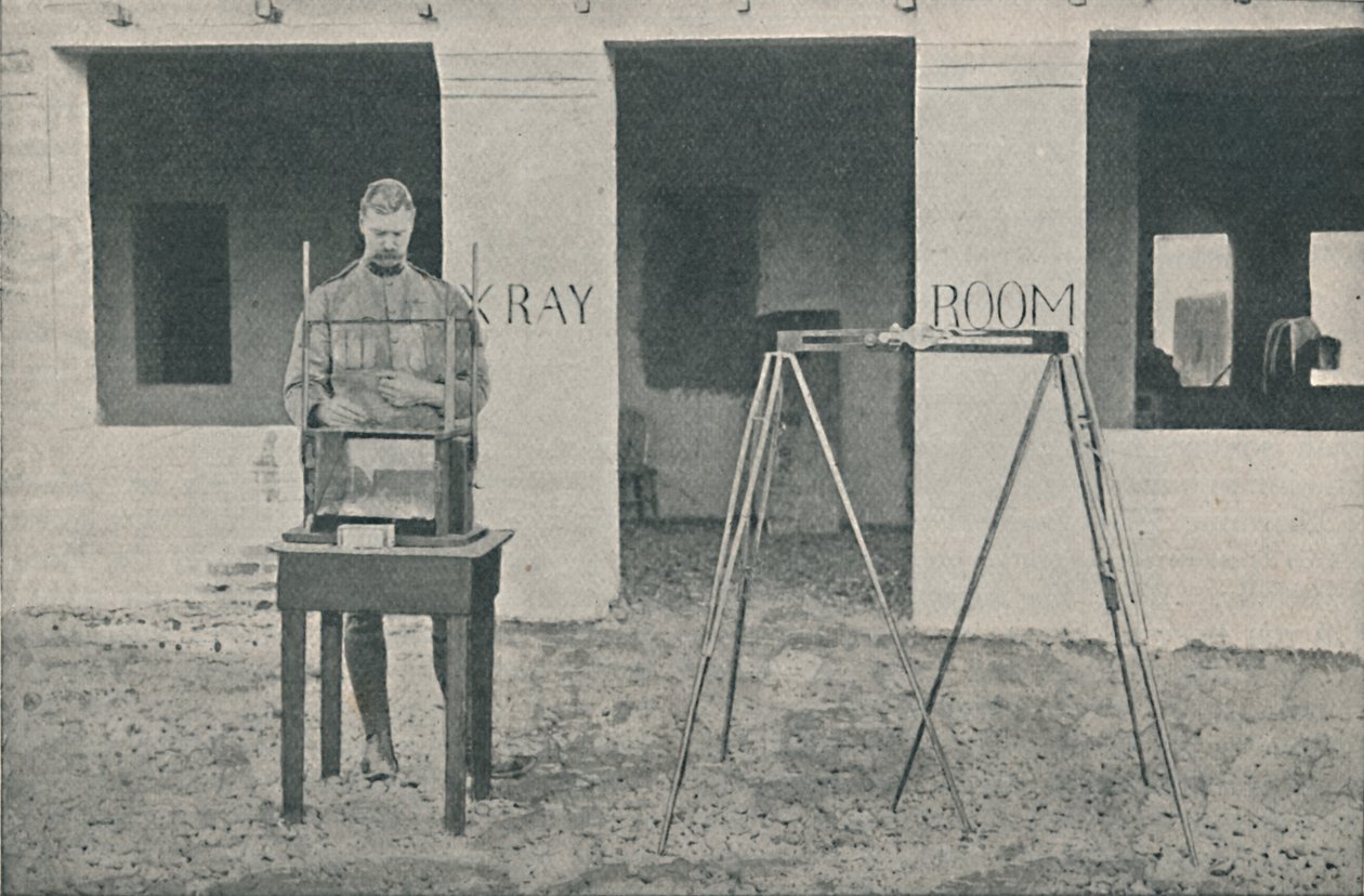 Major Battersby using the Localizing Apparatus, c1890, 1910 av Unbekannt