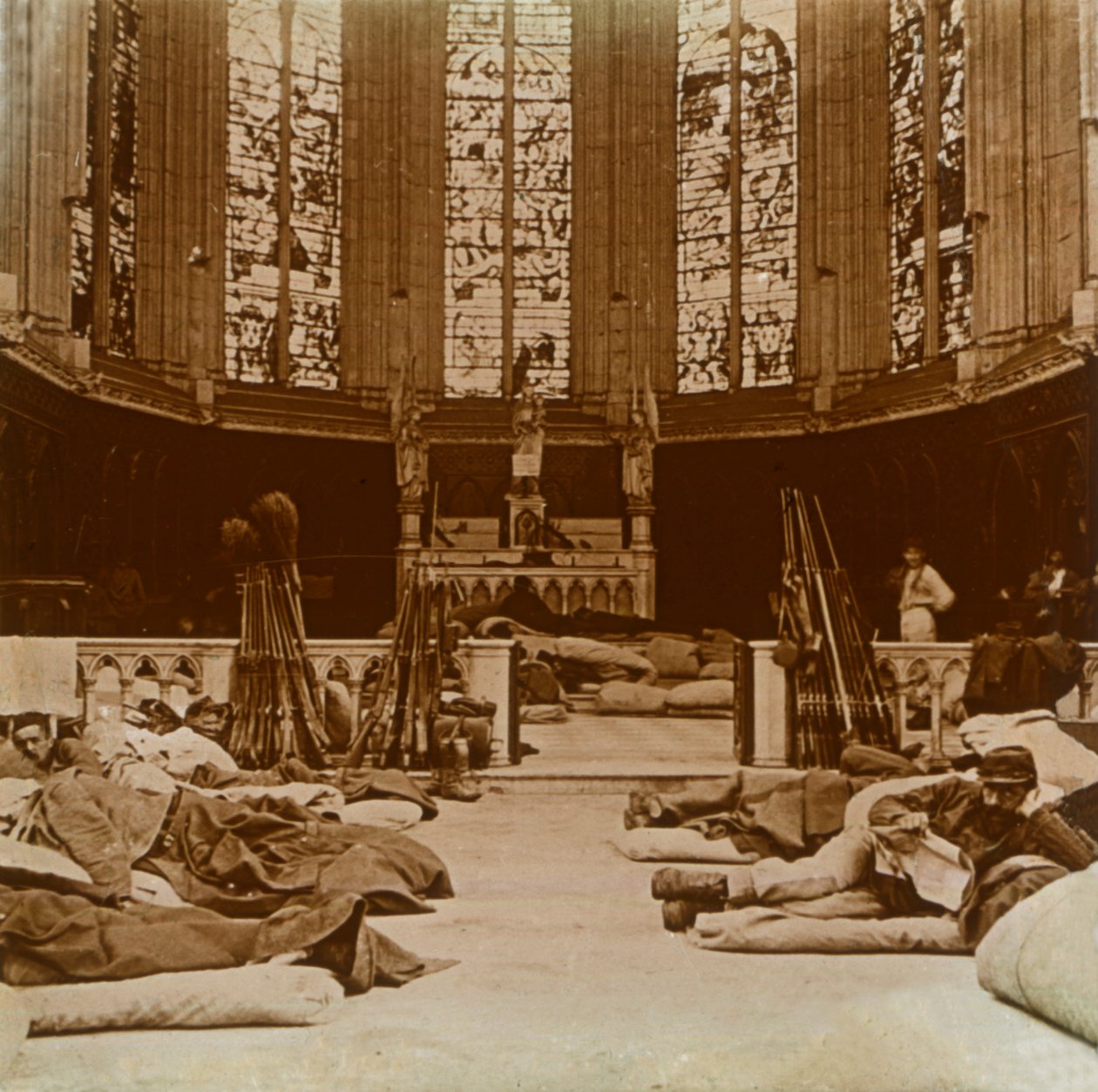 Provisorisk baracker i en kyrka, Marne, norra Frankrike, 1914. av Unbekannt
