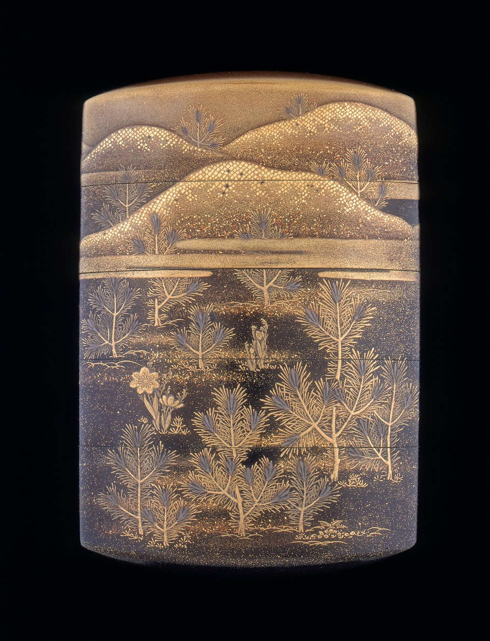 Makie lack inro dekorerad med stiliserade tallar och kullar, sen Edo-period, Japan, 1750-1850 av Unbekannt