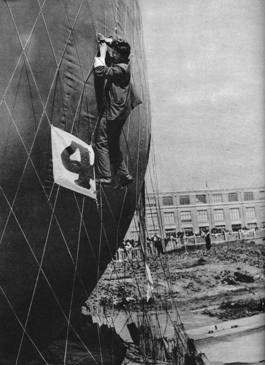 Göra justeringar av nätet på en ballong innan du fäster korgen, c1935 c1937 av Unbekannt