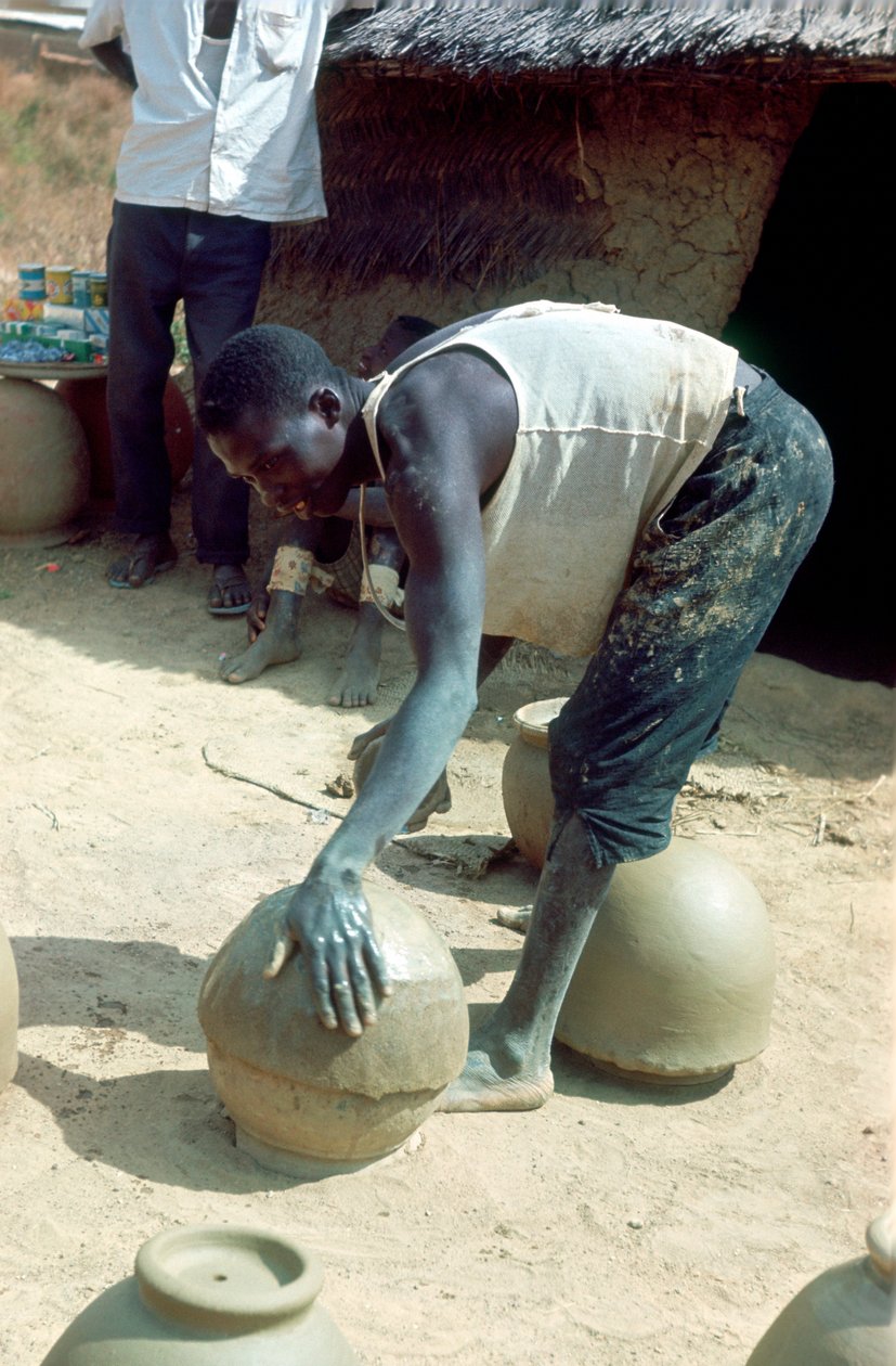 Att göra krukor utan hjul, Nigeria, c1966 av Unbekannt