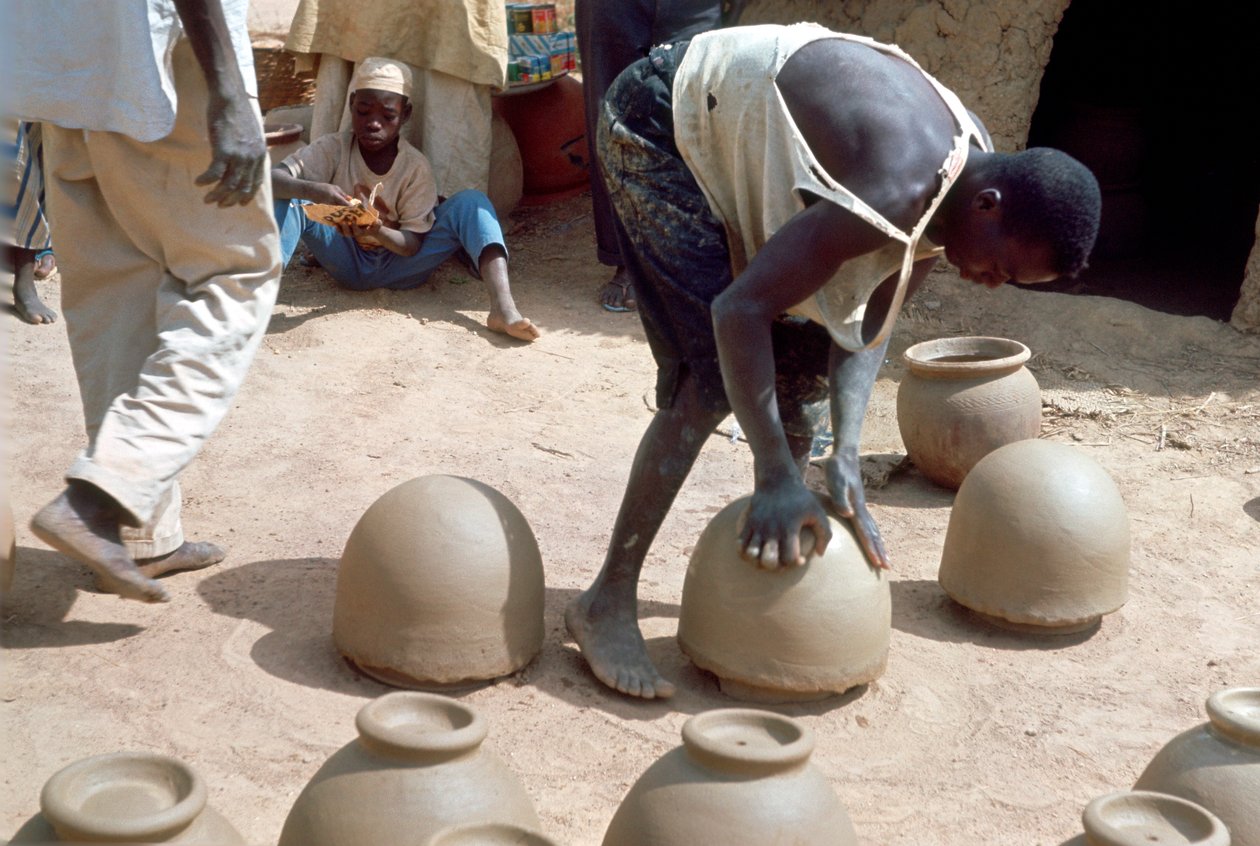Att göra krukor utan hjul, Nigeria, c1966 av Unbekannt