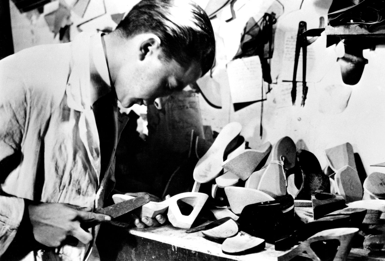 Tillverkning av träskosulor, tyskockuperade Paris, februari 1941 av Unbekannt