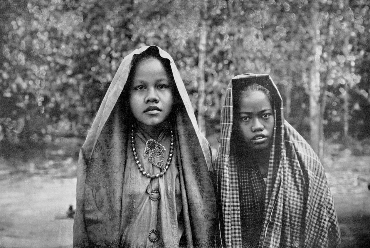 Malajiska flickor, Sumatra, Indonesien av Unbekannt