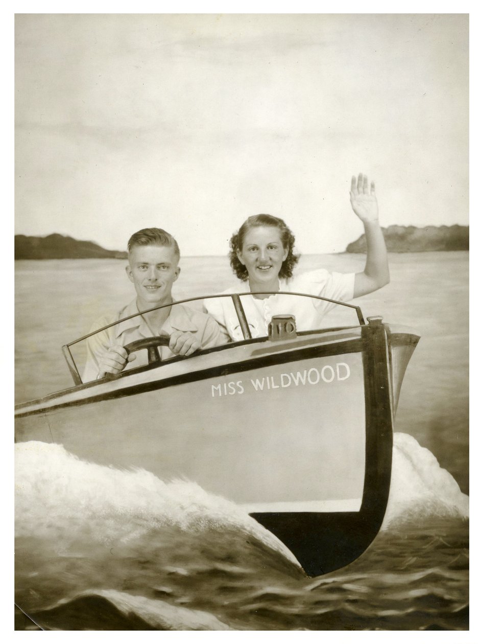 Man och kvinna i en båt som heter "Miss Wildwood" c.1940 (foto) av Unbekannt