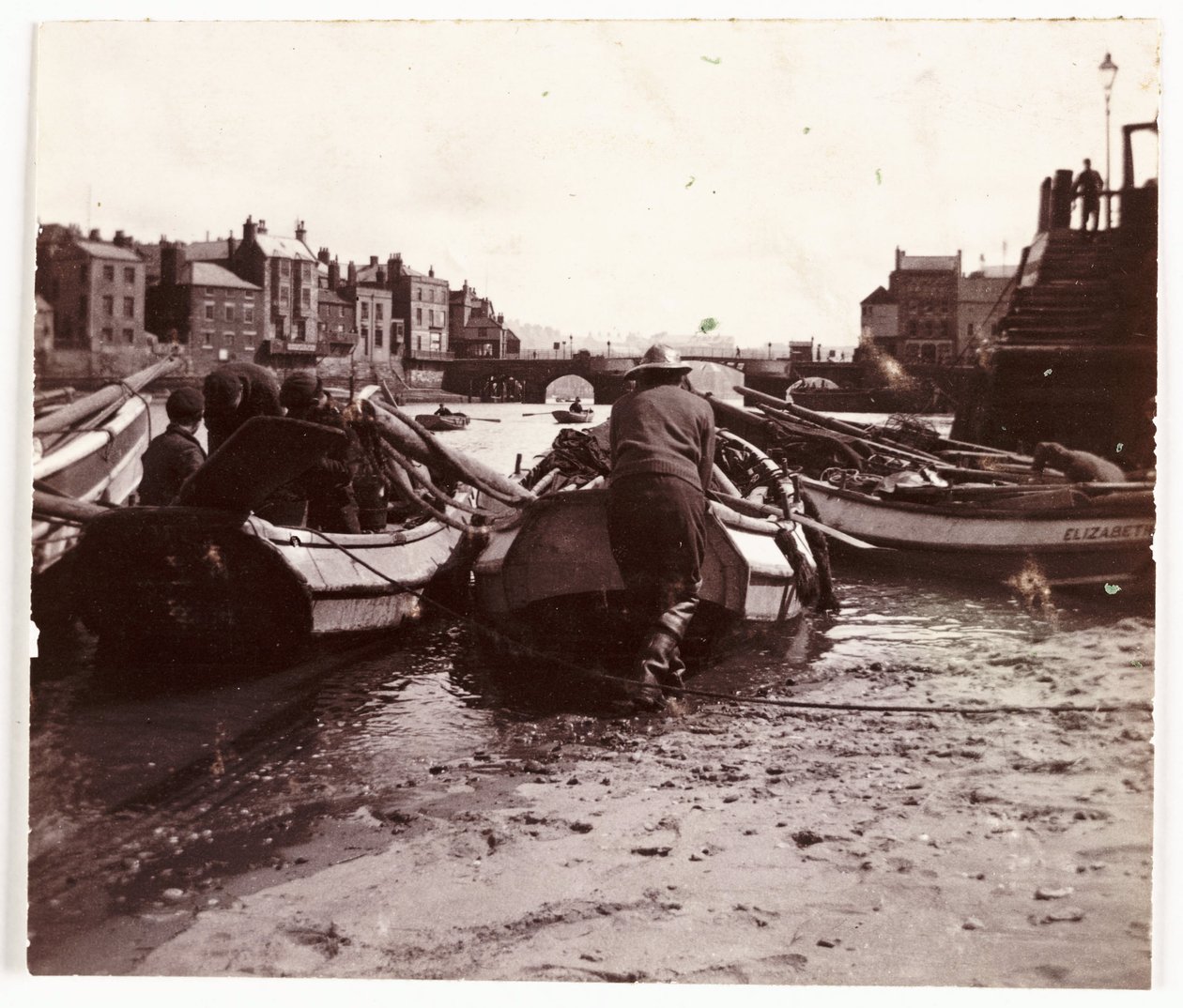 Man sjösätter en fiskebåt, Whitby Harbour, c 1901 av Unbekannt