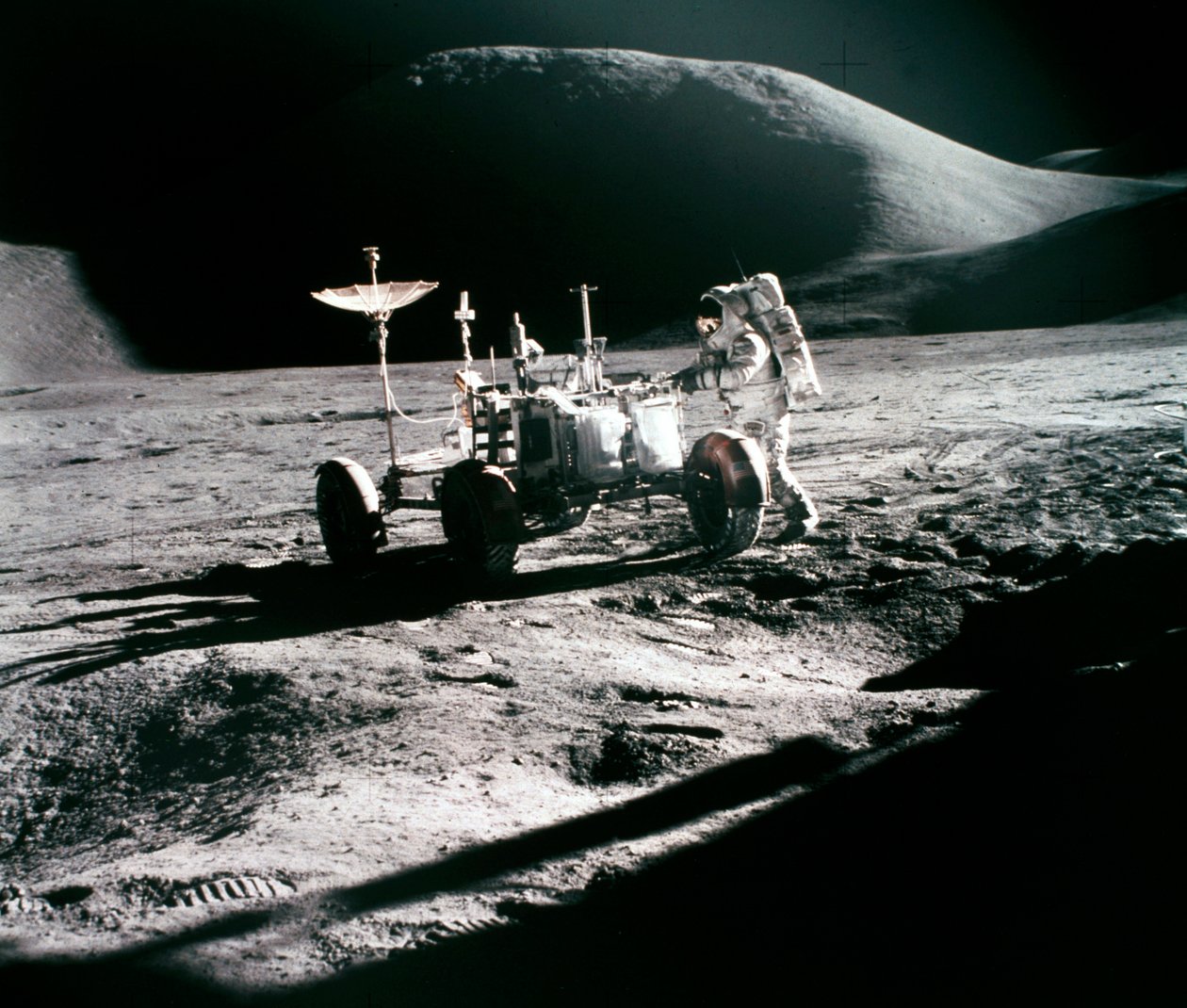 Bemannad rymdflygning, USA, Apollo 15 Apollo 15-astronaut James Irwin, med Lunar Rover av Unbekannt