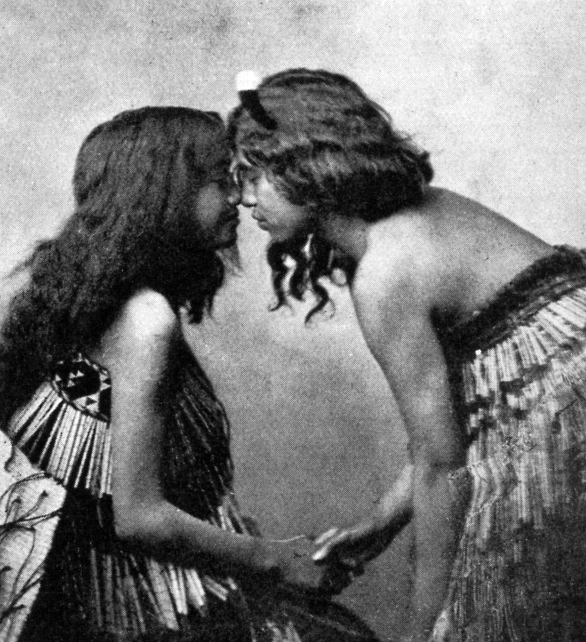 Maori-flickor gnuggar näsan, c1920 av Unbekannt