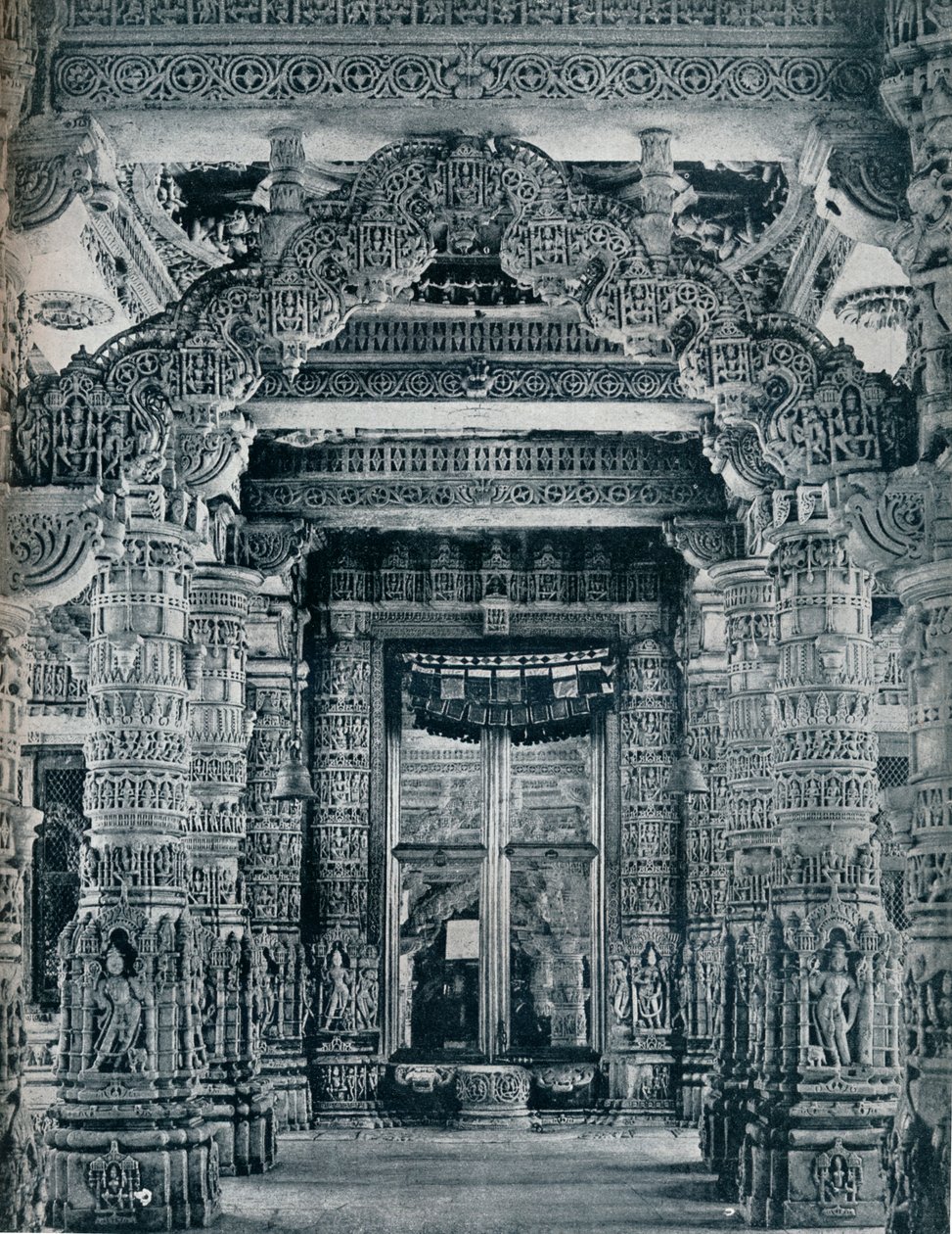 Marmorskulptur vid en ingång till ett Jain-tempel vid Dilwara, Mount Abu, c1100. av Unbekannt