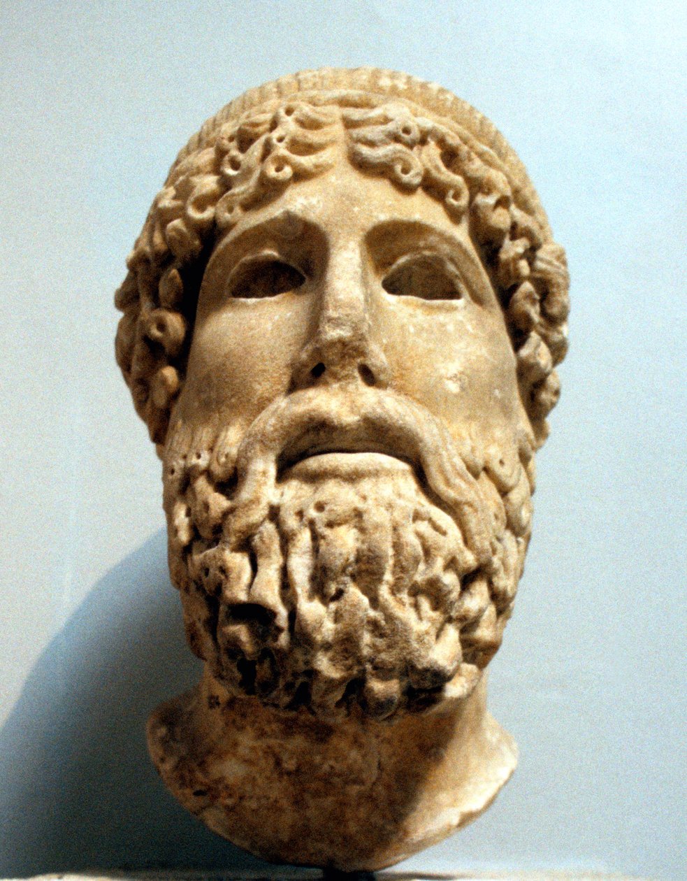 Marmorhuvud, troligen av den antika grekiska guden Zeus, möjligen 1:a århundradet f.Kr av Unbekannt