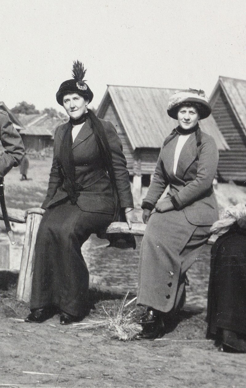 Maria Evgenyevna Golovina, sekreterare för Rasputin höger och Julia Alexandrovna Den, 1912-1913 av Unbekannt