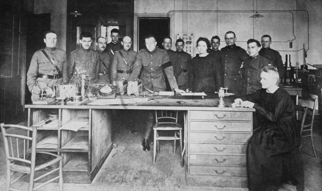 Marie Curie, polskfödd fransk fysiker, vid Institute of Radium, Paris, 1919 av Unbekannt