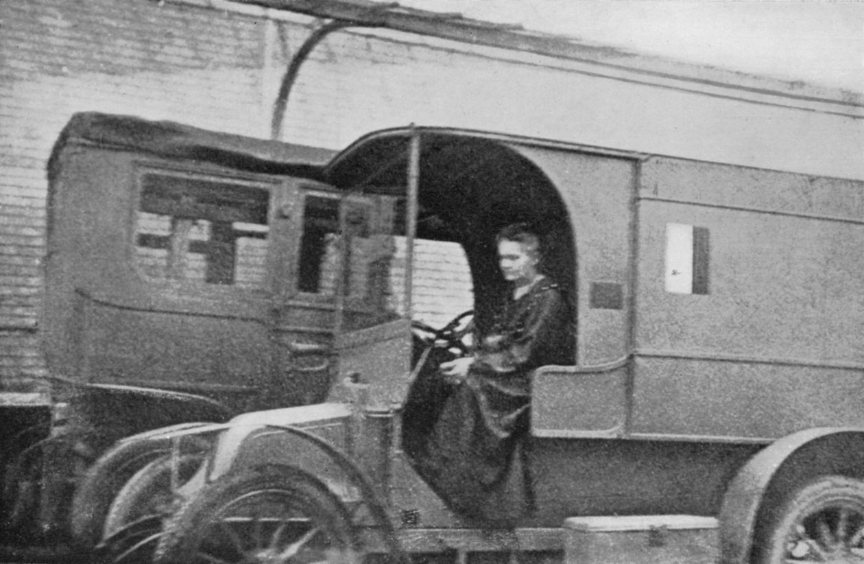Marie Curie, polskfödd fransk fysiker, körde en bil omvandlad till en radiologisk enhet, 1914 av Unbekannt